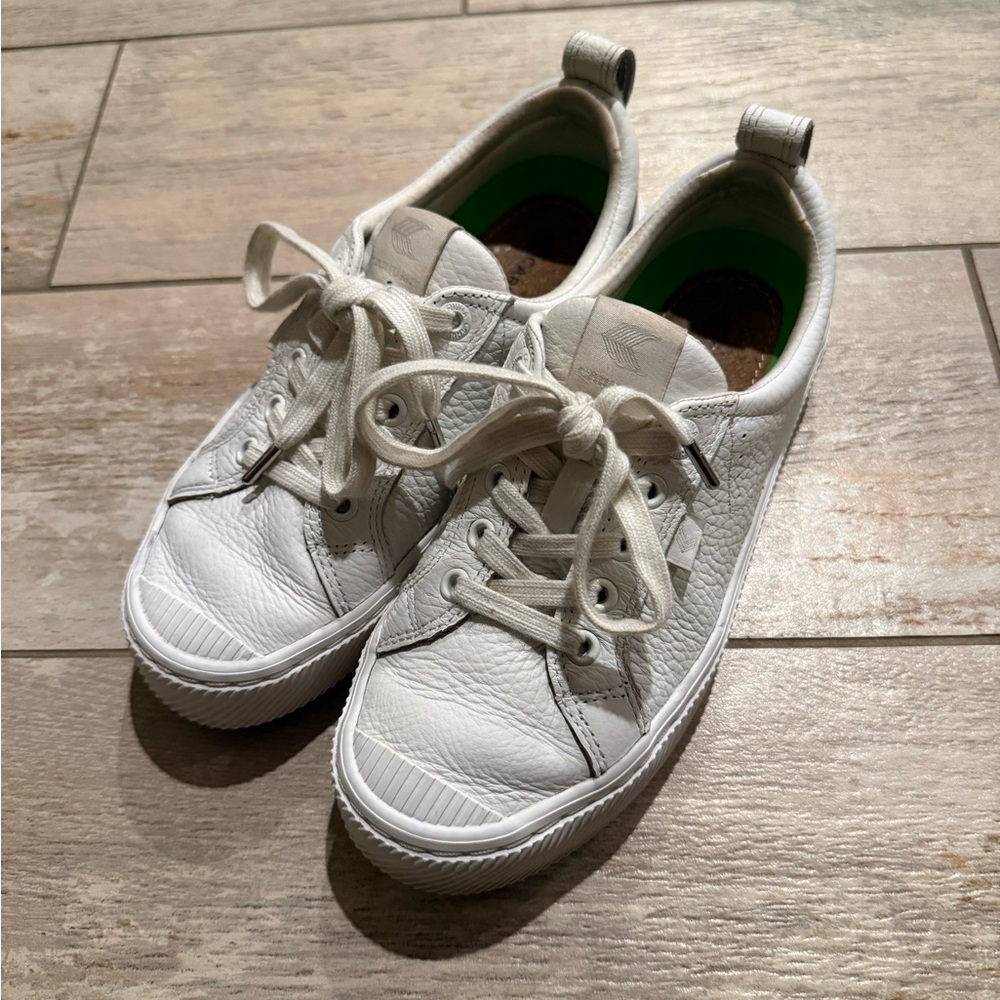 Cariuma Women’s OCA Low White Pebbled Leather Sneakers